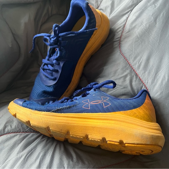 UNDER ARMOUR BOYS
TENNIS SHOE•Size 4Y - Picture 4 of 8